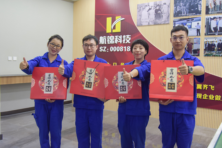 博猫游戏科技为员工发放中秋节福利品